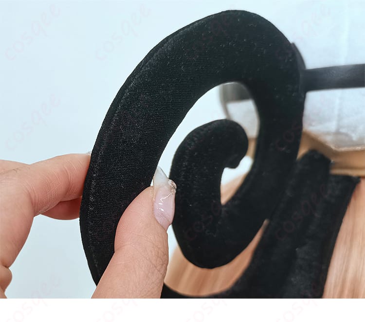 髪飾りの細部クローズアップ。縁取りと装飾パーツの仕上げを示す画像