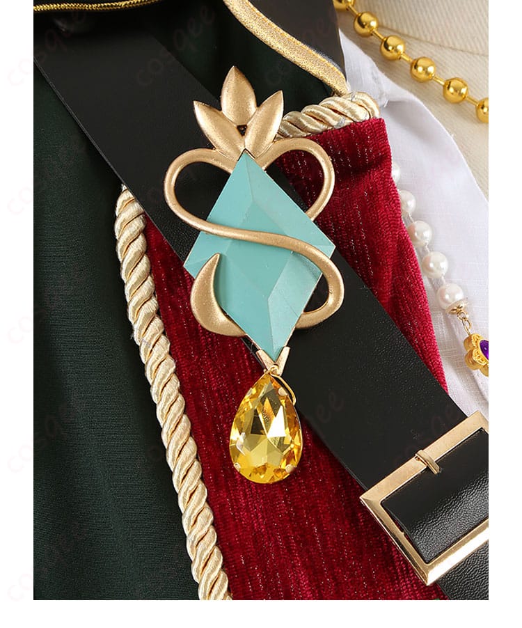 胸飾りと細いストラップ配置のディテール