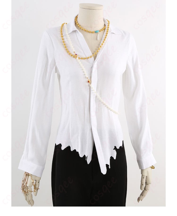 長袖シャツの胸元とネックアクセの構成ディテール