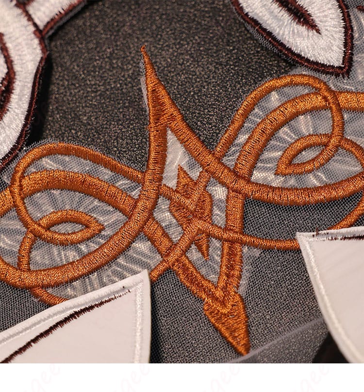 胸飾りモチーフの拡大：質感と造形の詳細