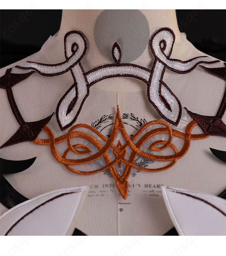 襟元装飾のアップ：刺繍とメタリック調パーツのディテール