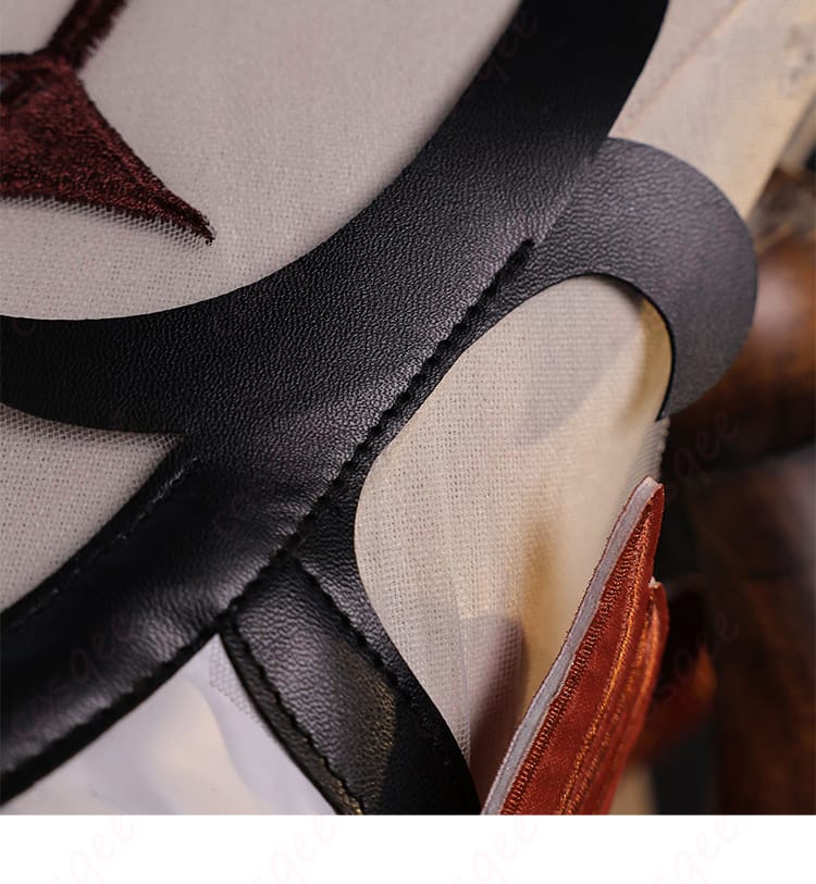 肩飾りの立体パーツと縁取りのディテール