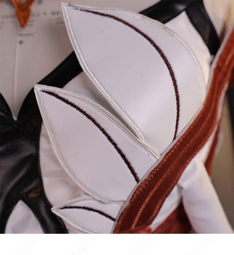 胸元アクセサリーと装飾パーツの近接ディテール