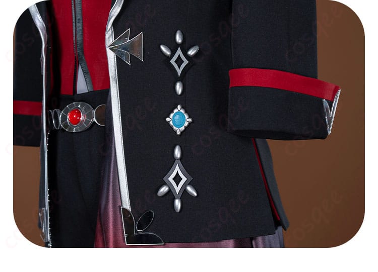 襟元の装飾ディテール。ネックレスとのレイヤー感