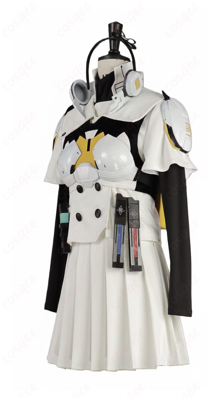 霧藤希 戦闘服コスプレの側面シルエットと肩鎧・ポーチの配置が分かる写真