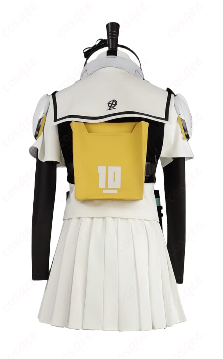 霧藤希 戦闘服コスプレの背面全体図。背面装飾とベルトの取り回しを表示