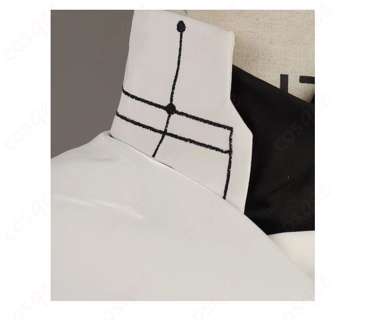 戦闘服の襟元とヘッドセット基部などネック周りの装飾ディテール近影