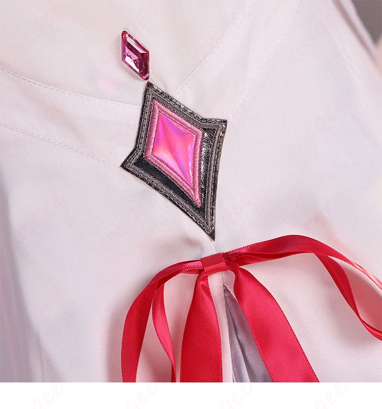 ウエスト周りの装飾ディテール。赤系コードと結びの立体感でシルエットを強調