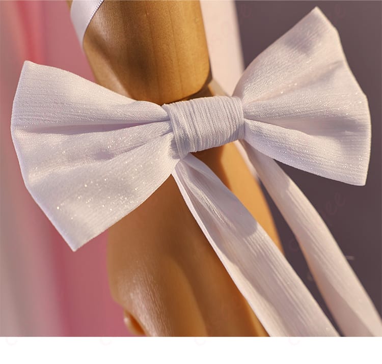 アームアクセサリーのリボン装飾クローズアップ。結びの大きさと整形度