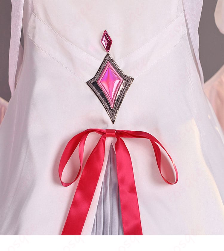 腰の赤色系紐リボン装飾ディテール。結び目と色のコントラストが分かる