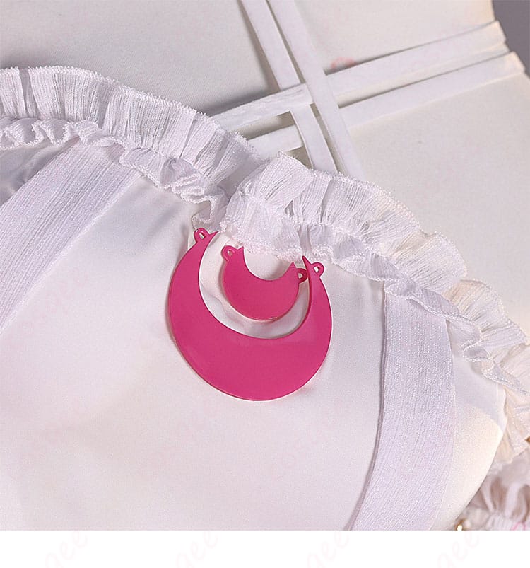 襟元の装飾ディテール。リボンと装飾パーツの配置と質感が確認できるアップ