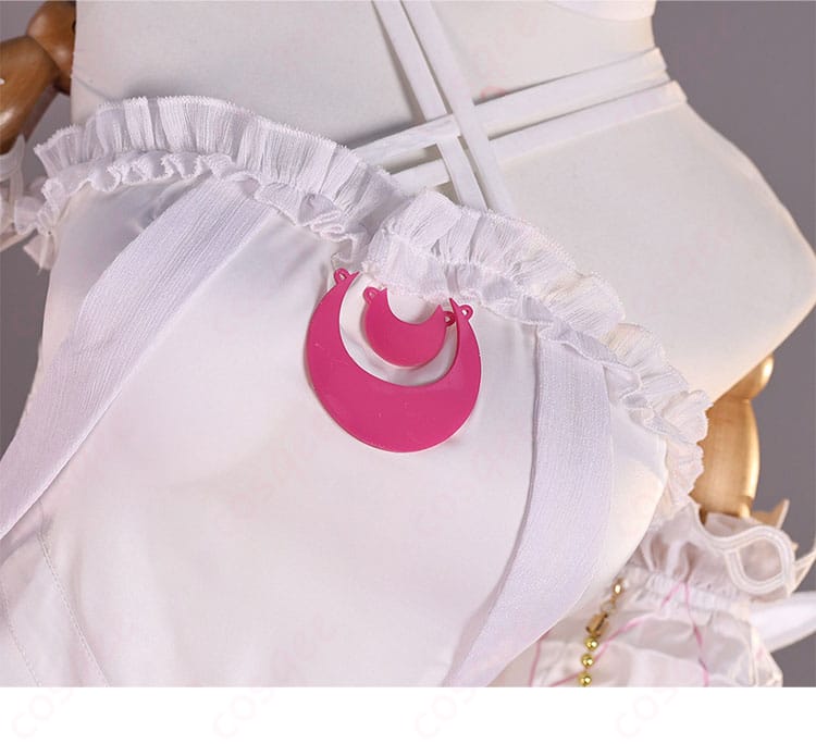 胸元の胸飾りディテール。中央アクセントの形状と縫製の仕上がり