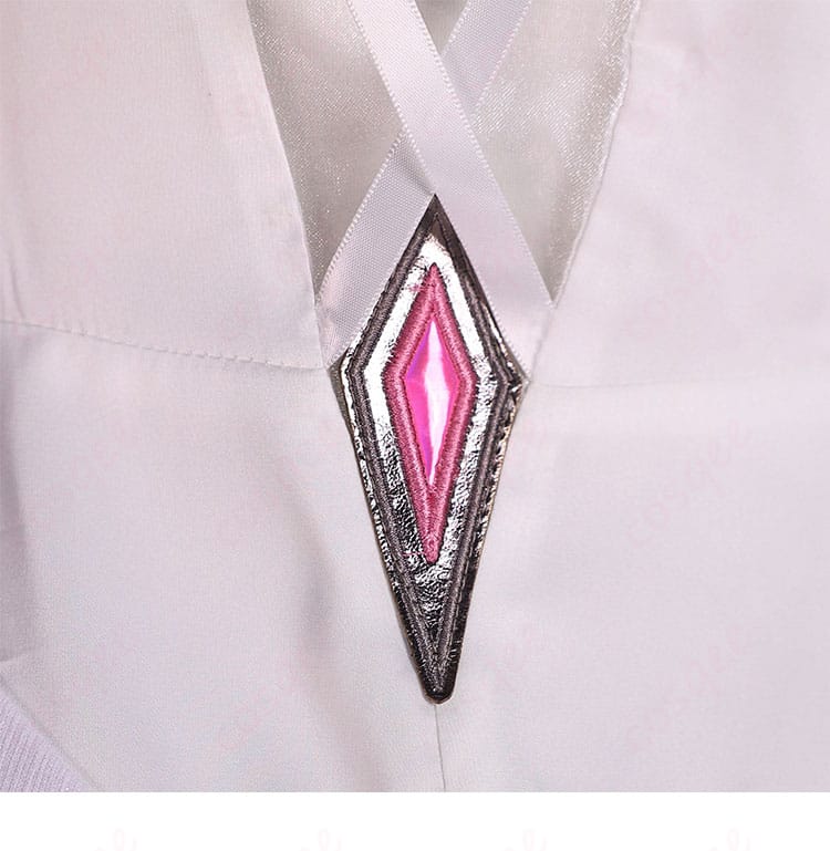 背面の装飾ディテール。後ろ姿のバランスと装飾配置が分かる