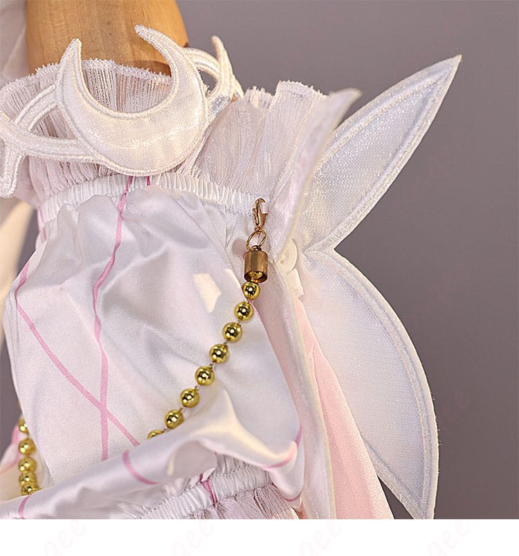 袖口の装飾ディテール。フリルとリボンの重なりが映える近接写真