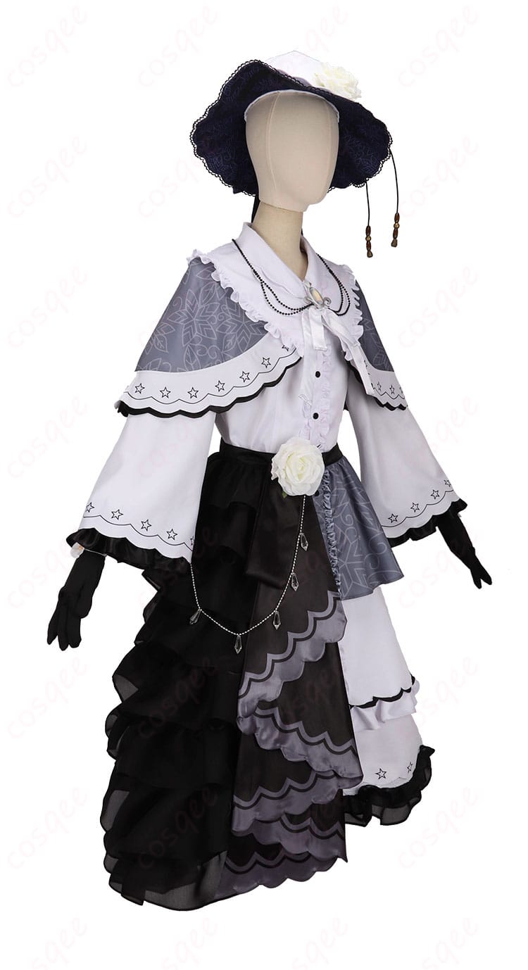 月代ユキ コスプレ衣装の右側面。マントの落ち感とスカートのラインを強調した写真