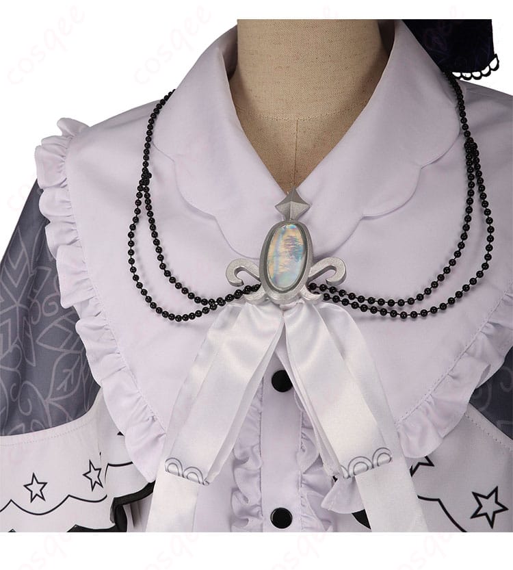 襟元ディテールの接写。装飾パーツとステッチの仕上がりが分かる写真