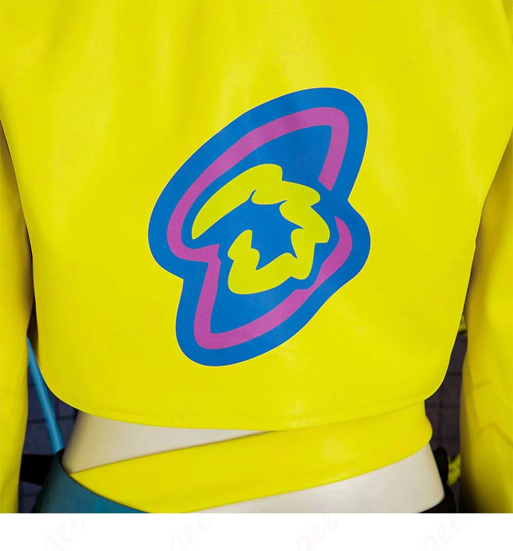 パーカー背面のロゴ風装飾ディテール（高コントラスト配色）