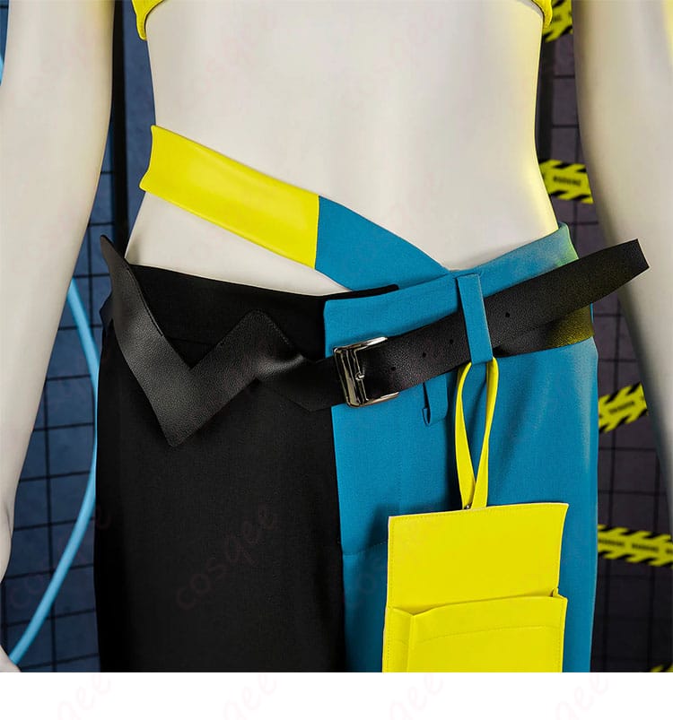 腰飾りのアップ（ベルトと装飾の質感）