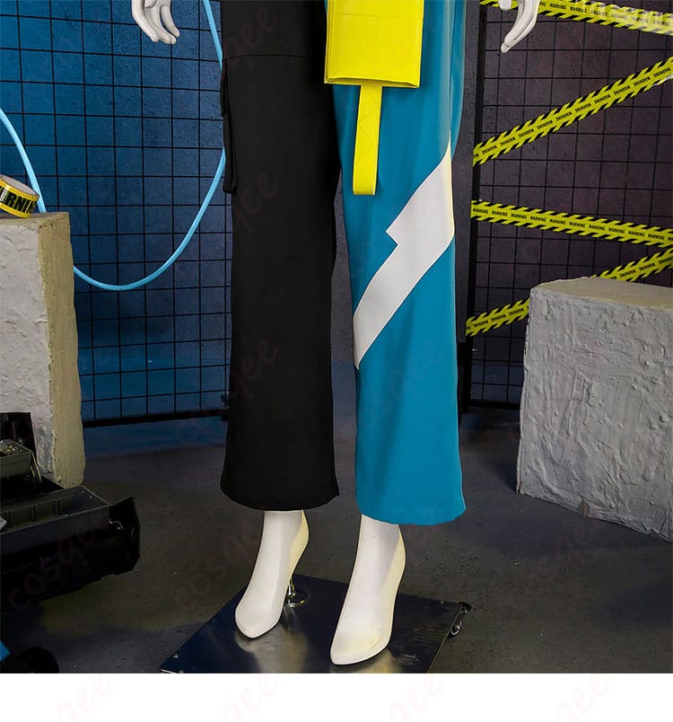 パンツ装飾のステッチと配色ライン（サイバー感の演出）