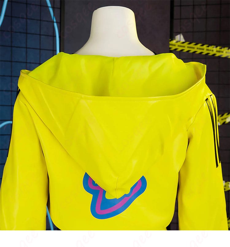 アウターパーカー背面とフードのディテール（立体感のあるフード）