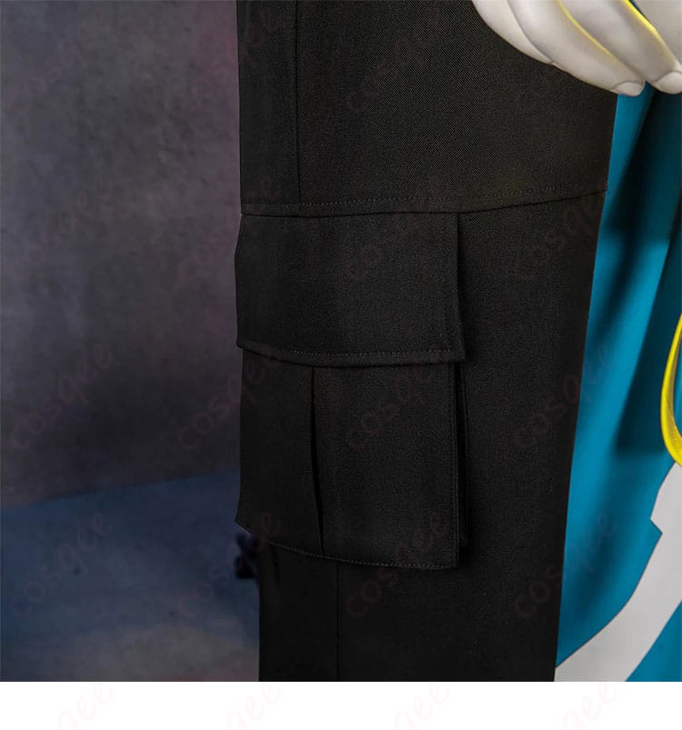 パンツ裾付近のポケットディテール（実用的な収納）