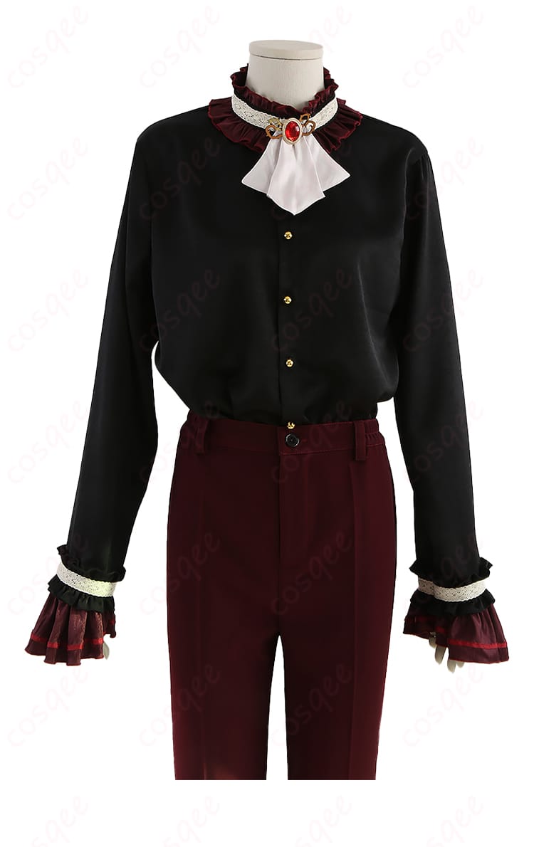 インナー黒シャツの質感とボタンまわりのディテール