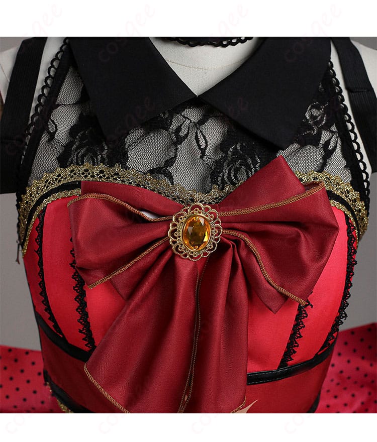 衣装の前身頃装飾ディテール。衣襟周りの装飾とステッチ、リボンの質感が分かる接写。