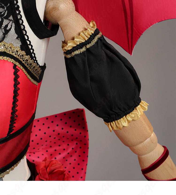 アームカバー・袖飾りのディテール。縁取りと装飾パーツの配置、手首周りのフィット感を表現。