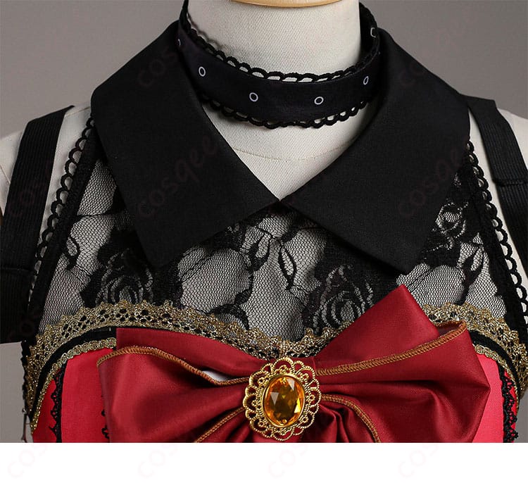 襟元の装飾詳細。カチューシャとの相性が伝わるよう、襟の形状と装飾パーツを強調。