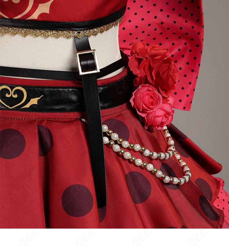 腰飾りのアップ。サイドに配した飾りの形状と留め方法、揺れ感が分かる写真。