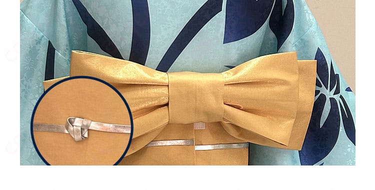 背面の飾り結びと蝶モチーフ装飾のアップ