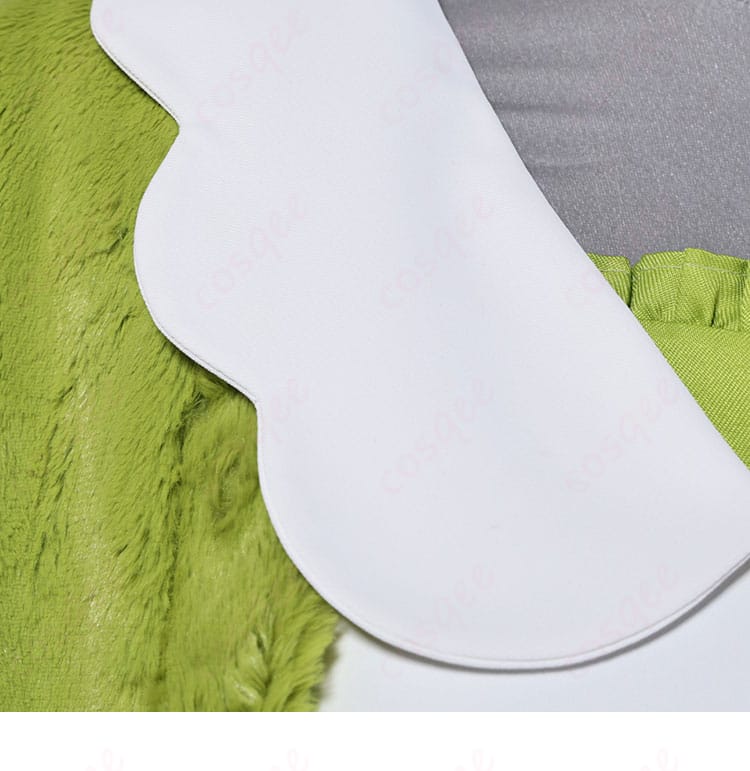 衣領・胸元の装飾ディテール。配色の切り替えと飾りの形状を確認できる接写