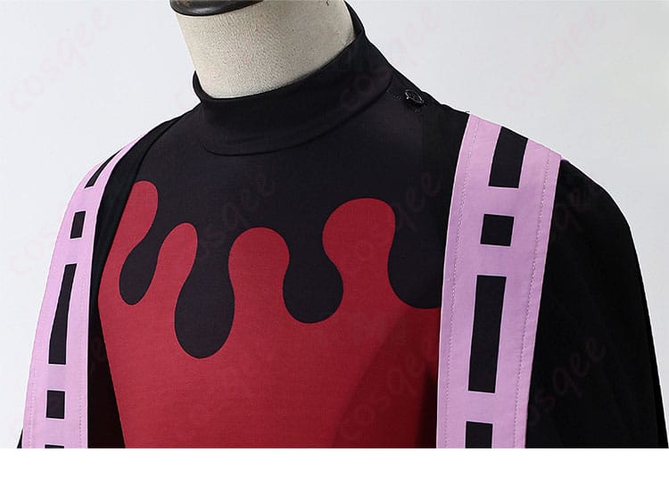 ネック周りの装飾ディテール（刺繍と付属パーツの質感）