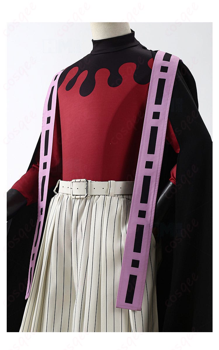 衣襟の刺繍装飾ディテール（生地の質感と縫製のアップ）