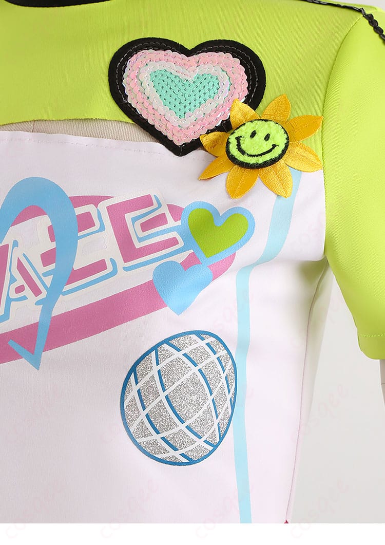 胸元アクセサリーのアップ（エンブレム風パーツと留め具）