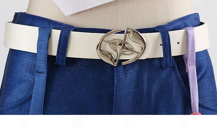 ウエストベルト装飾のアップ（バックル形状と質感）