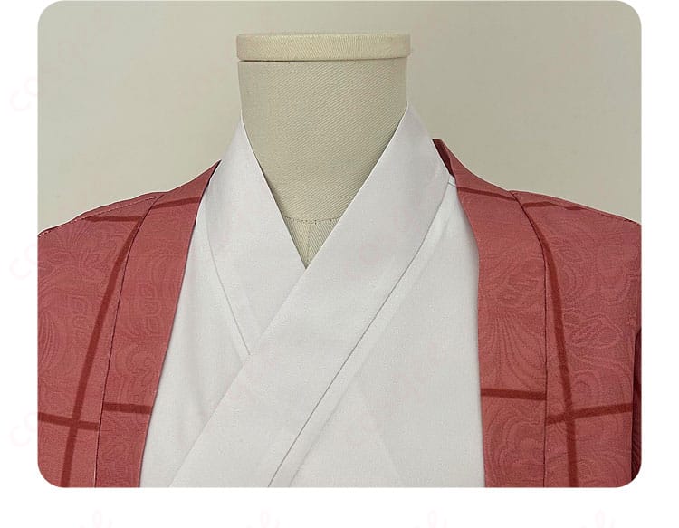 襟まわりの装飾アップ。インナーの質感と羽織の縁取りのコントラストを示す画像