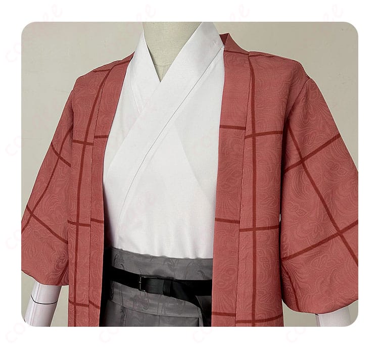 衣襟の装飾ディテール。和装らしい襟元のステッチと重なりの表情が分かる接写