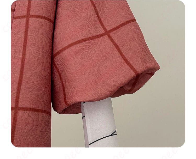 袖口の装飾ディテール。袖幅とパイピングの仕立てが分かる画像