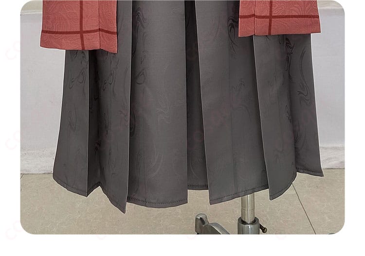 裾まわりの装飾ディテール。袴のプリーツとヘムの仕上げが確認できる接写