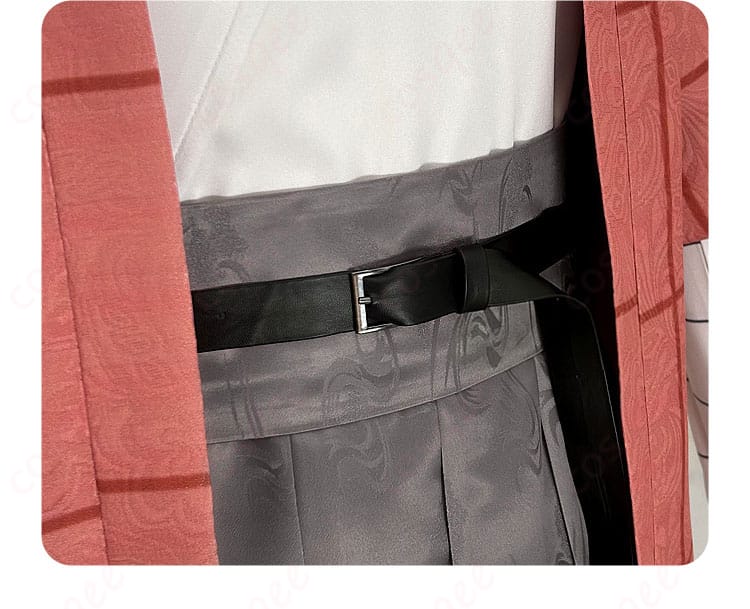 コルセットベルトとウエスト周りの装飾アップ。フィット感と留め具の仕様が分かる接写