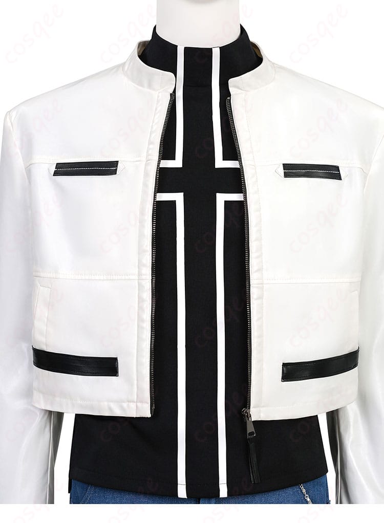 ジャケット前立て装飾のクローズアップ。留め具とステッチ、飾りチェーンの取り付け部のディテール。