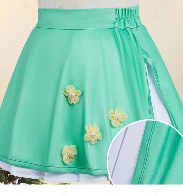 スカート部分の装飾ディテール。落ち着いた発色とドレープ感の近接