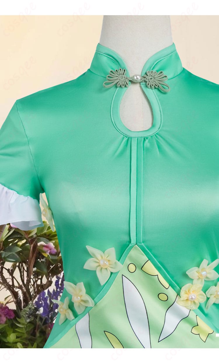 襟元とネック周りの装飾ディテール。縁取りとパーツの質感がわかる接写