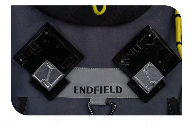 コート背面ヨーク周りの装飾ディテール