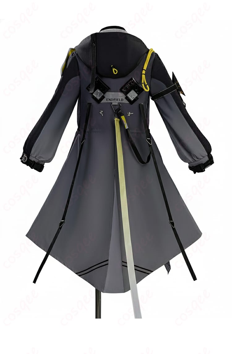 コート背面のシルエットと装飾が分かる後ろ姿