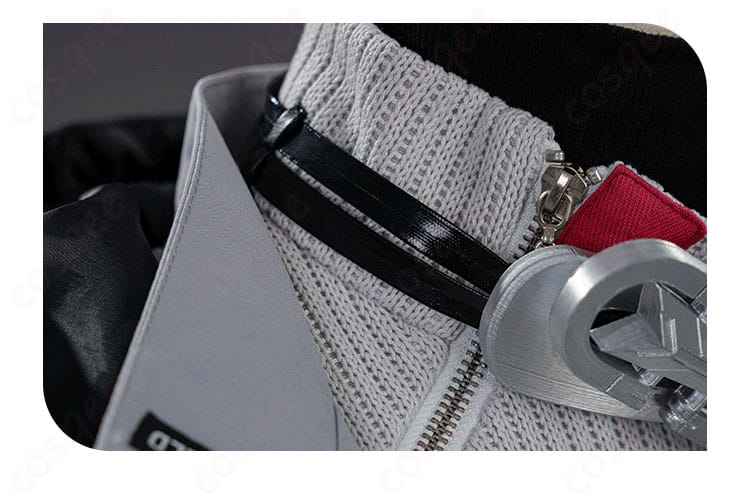 インナー襟元と首飾りの近接ディテール