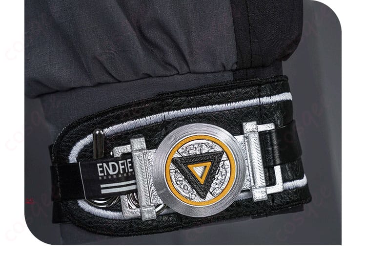 袖口装飾と生地のハリ感を示すクローズアップ