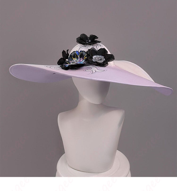 ダリア（コンスタンス）の帽子ディテール。形状と装飾で世界観を表現した近接写真