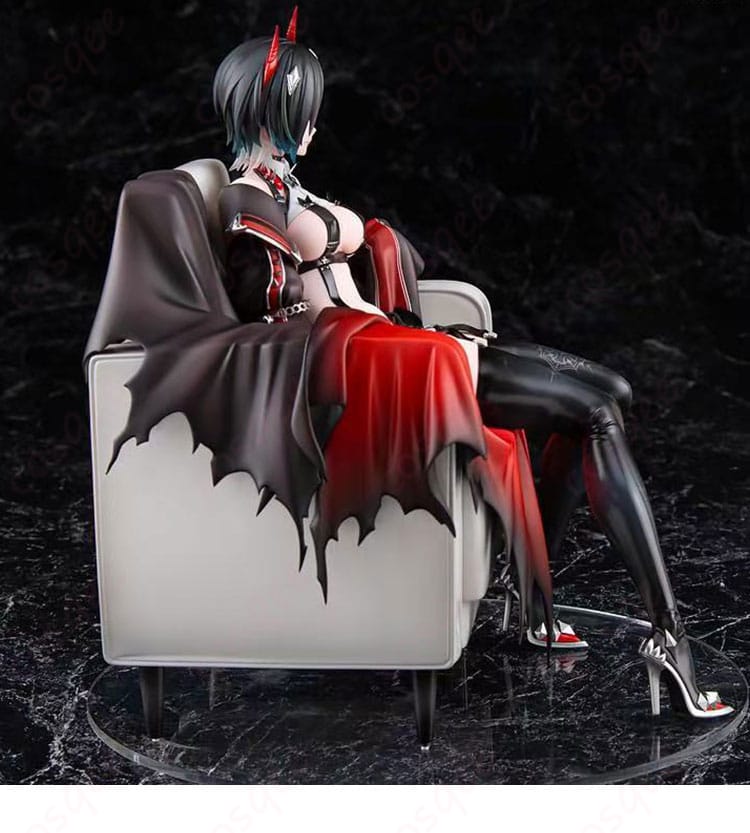 アズールレーン ウルリッヒ・フォン・フッテン コスプレ衣装の側面スタイル。クールで重厚なシルエットとコートのラインを確認。